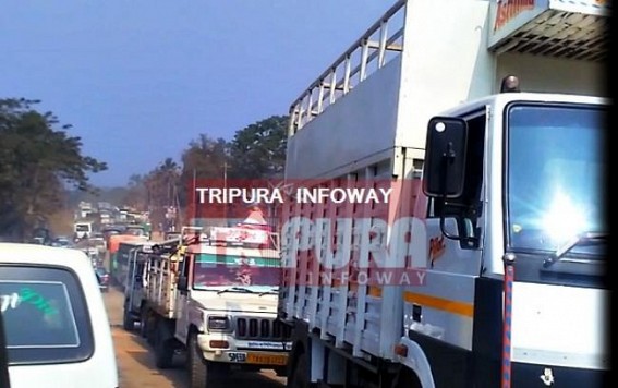Tripura Traffic Police's failure caused massive traffic jam on National Highway : Accident damaged Truck left on road till afternoon led mass suffering Tripura Traffic Police's failure caused massive traffic jam on National Highway : Accident damaged Truck left on road till afternoon led mass suffering